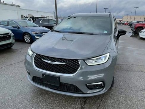 Used 2025 Chrysler Pacifica Select image 5