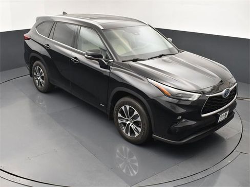 Used 2022 Toyota Highlander XLE image 14