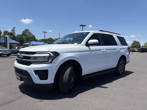 Used 2024 Ford Expedition XLT AWD/4WD image 3