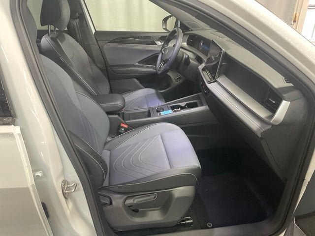 Certified 2026 Volkswagen Tiguan SE R-Line FWD image 4