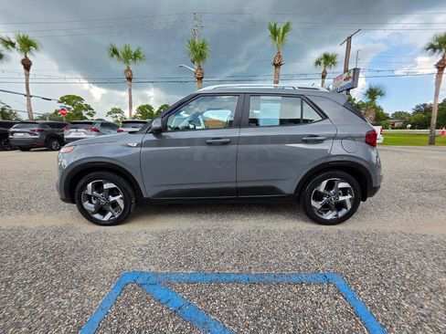 Used 2023 Hyundai Venue SEL FWD image 2