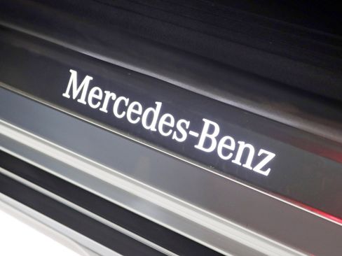 Used 2023 Mercedes-Benz EQS 580 4MATIC SUV w/ Exclusive Trim Package image 15