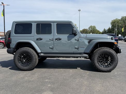 Used 2025 Jeep Wrangler Unlimited Sahara AWD/4WD image 9