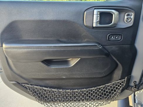 Used 2018 Jeep Wrangler Unlimited Sahara AWD/4WD image 13