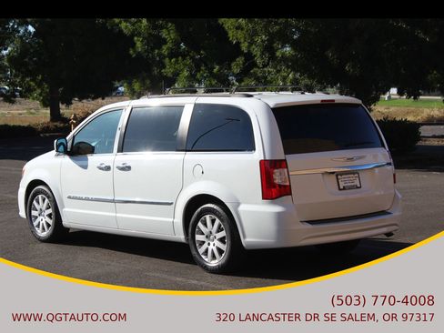 Used 2016 Chrysler Town & Country Touring w/ Driver Convenience Group FWD image 4