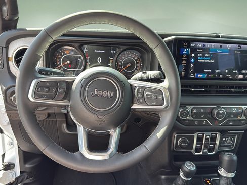 Used 2026 Jeep Wrangler Unlimited Sahara AWD/4WD image 29