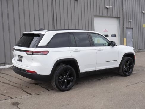 Used 2023 Jeep Grand Cherokee Altitude image 12