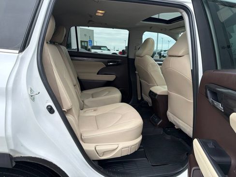 Used 2022 Toyota Highlander Limited AWD/4WD image 19