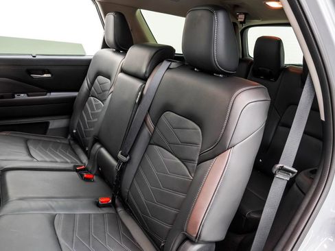 Used 2024 Nissan Pathfinder Platinum w/ Cargo Package AWD/4WD image 17