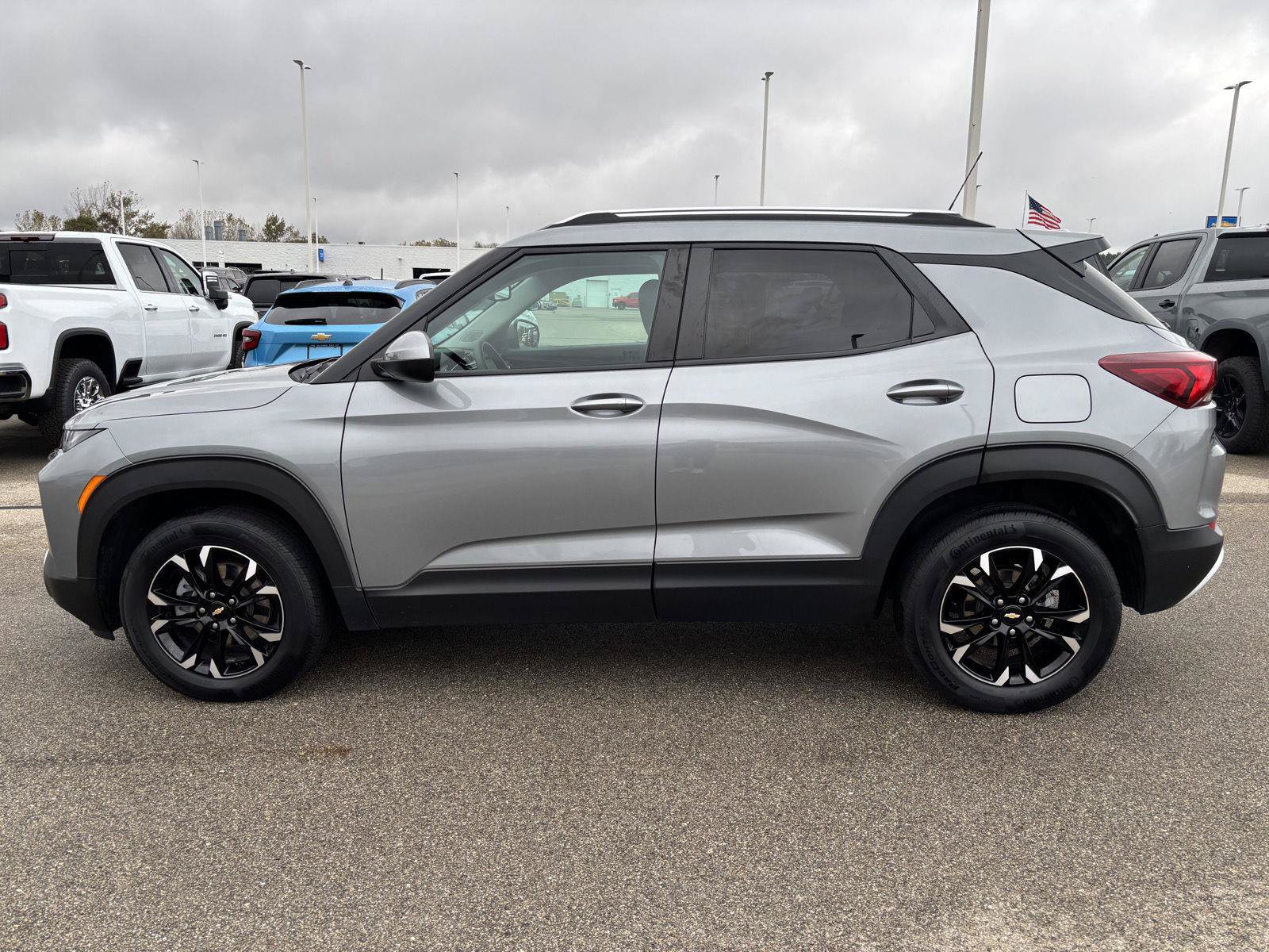 Used 2023 Chevrolet TrailBlazer LT w/ Convenience Package AWD/4WD image 2