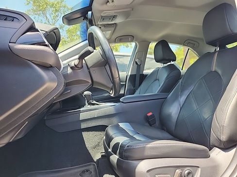 Used 2018 Toyota Camry XLE image 2