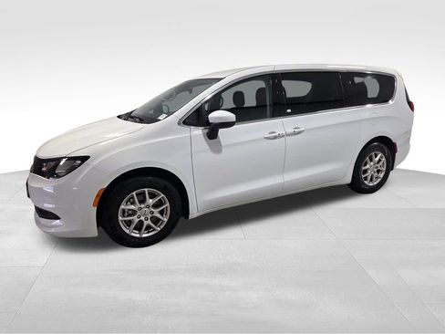 Used 2023 Chrysler Voyager LX image 7