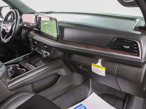 Used 2025 Chevrolet Suburban LT w/ Comfort Package image 30