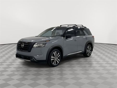 Used 2024 Nissan Pathfinder Platinum w/ Black Appearance Package image 4