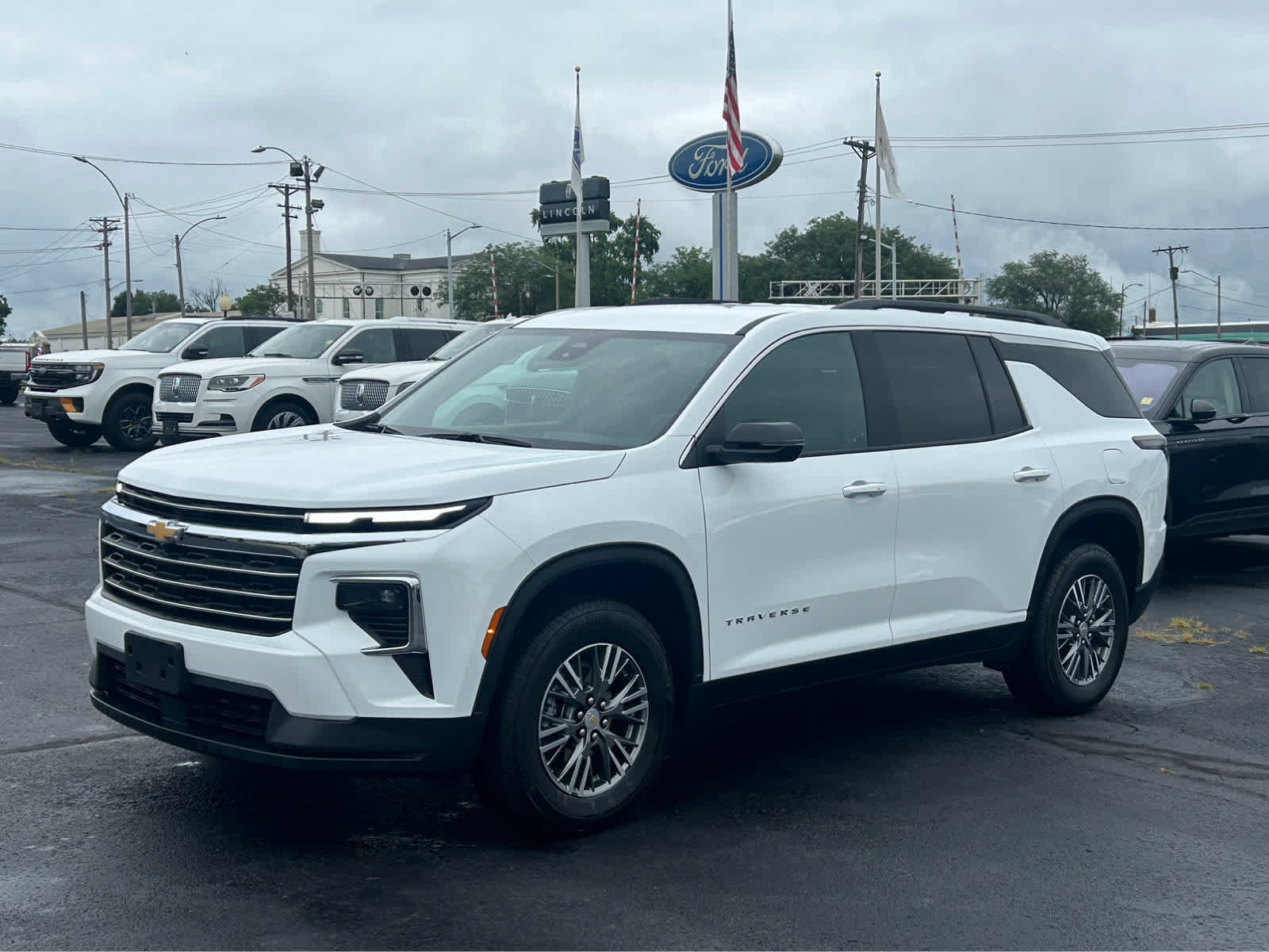 Used 2025 Chevrolet Traverse LT FWD image 2