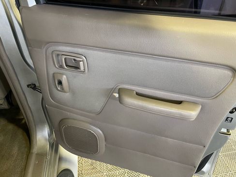 Used 2001 Nissan Frontier SE image 16