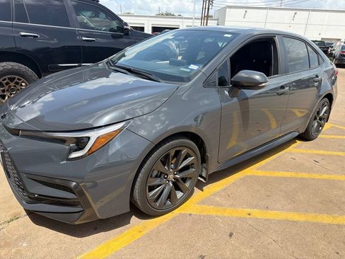 Used 2025 Toyota Corolla SE FWD image 2