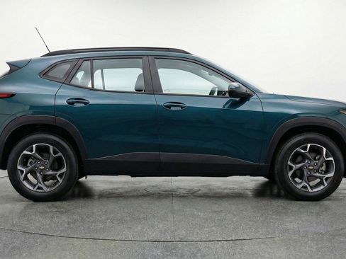 Used 2025 Chevrolet Trax LT image 11