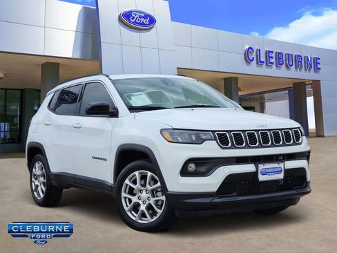 Used 2024 Jeep Compass Latitude AWD/4WD image 1