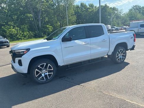 Used 2023 Chevrolet Colorado Z71 w/ Z71 Convenience Package 2 AWD/4WD image 2