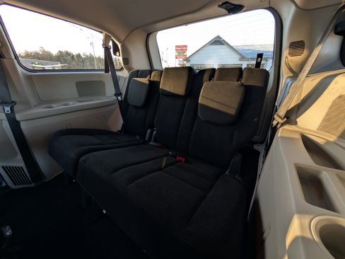 Used 2019 Dodge Grand Caravan SE w/ UConnect Hands-Free Group image 30