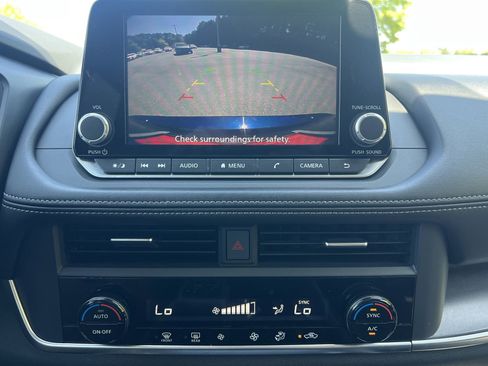 Used 2024 Nissan Rogue SV image 5