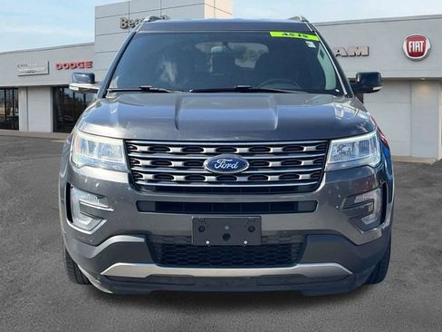 Used 2017 Ford Explorer XLT FWD image 2