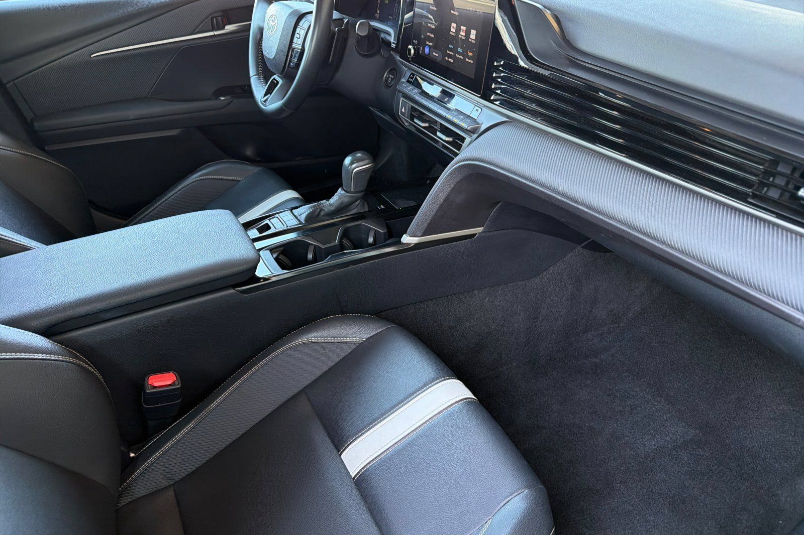 Used 2025 Toyota Camry SE FWD image 14