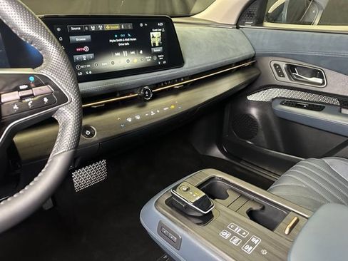 Used 2024 Nissan Ariya AWD image 30
