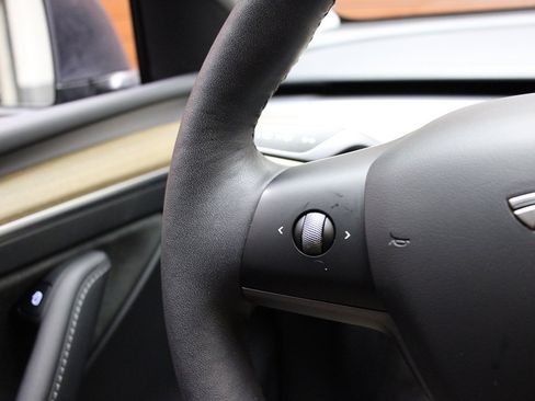 Used 2022 Tesla Model Y Long Range image 21