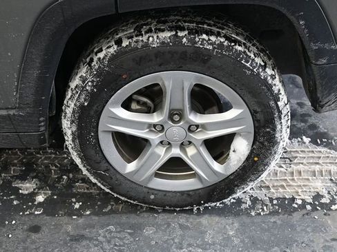 Used 2024 Jeep Compass Latitude image 15