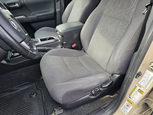 Used 2016 Toyota Tacoma TRD Sport w/ Towing Package image 17