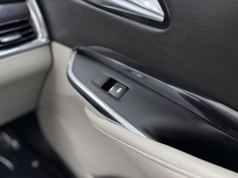 Used 2019 Cadillac XT4 Luxury w/ Cold Weather Package AWD/4WD image 13