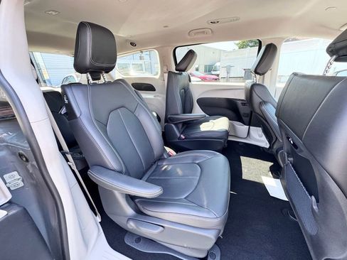 Used 2023 Chrysler Pacifica Touring-L FWD image 21
