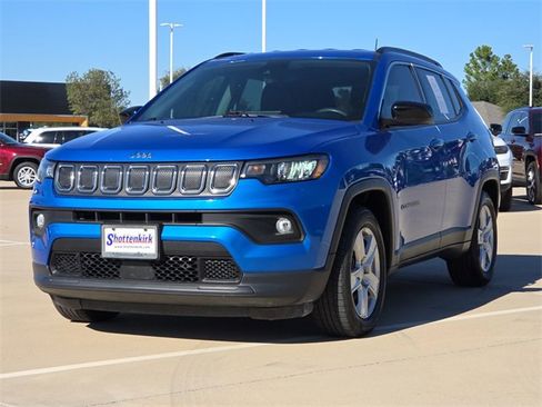 Used 2022 Jeep Compass Latitude image 3