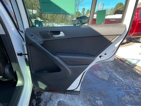 Used 2016 Volkswagen Tiguan SE image 24