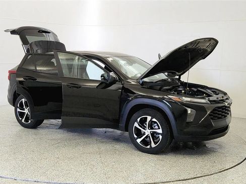 Used 2024 Chevrolet Trax RS w/ Sunroof Package FWD image 9