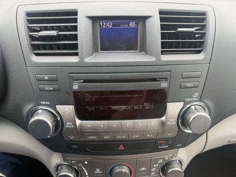 Used 2014 Toyota Prius V Two image 16