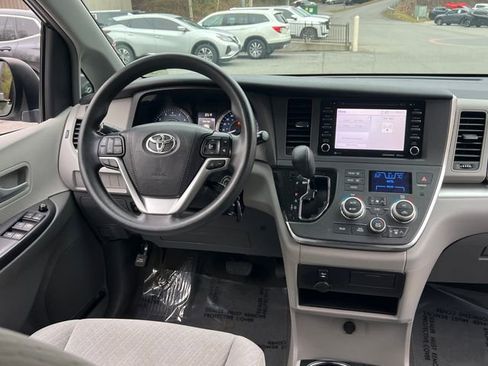 Used 2018 Toyota Sienna LE image 16