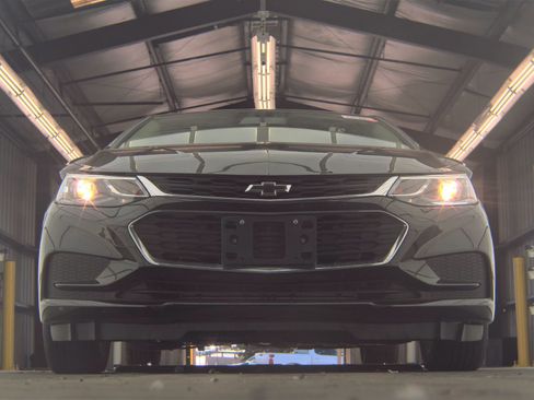 Used 2018 Chevrolet Cruze LT w/ Convenience Package image 3