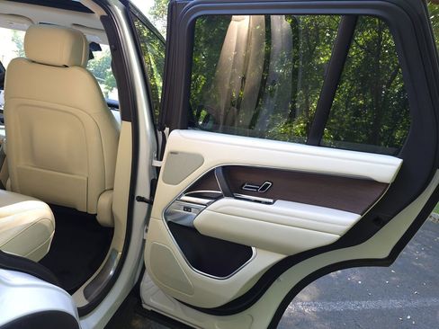 Used 2023 Land Rover Range Rover SE image 25