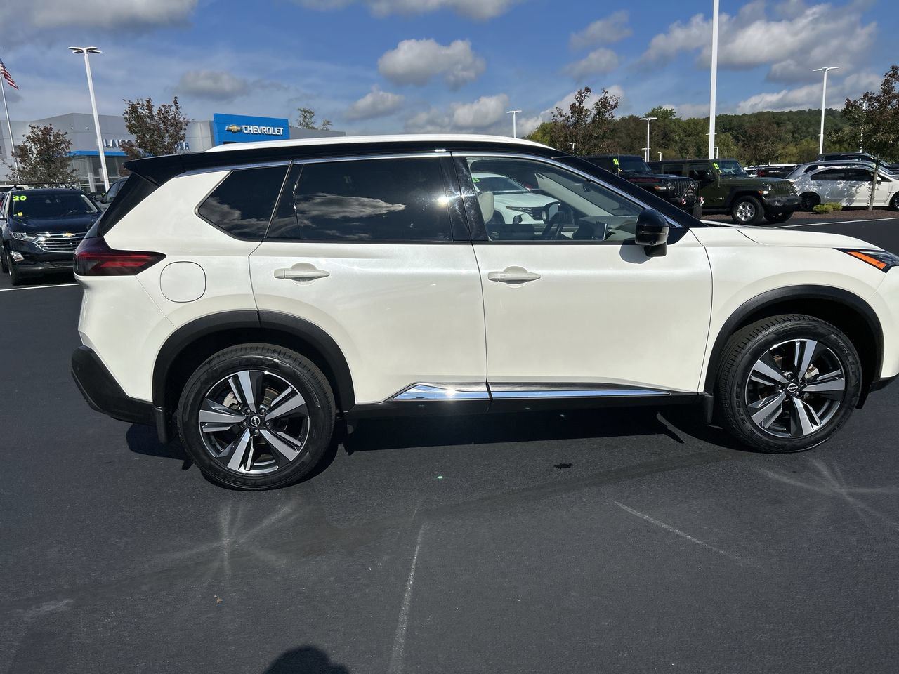 Used 2023 Nissan Rogue SL AWD/4WD image 8