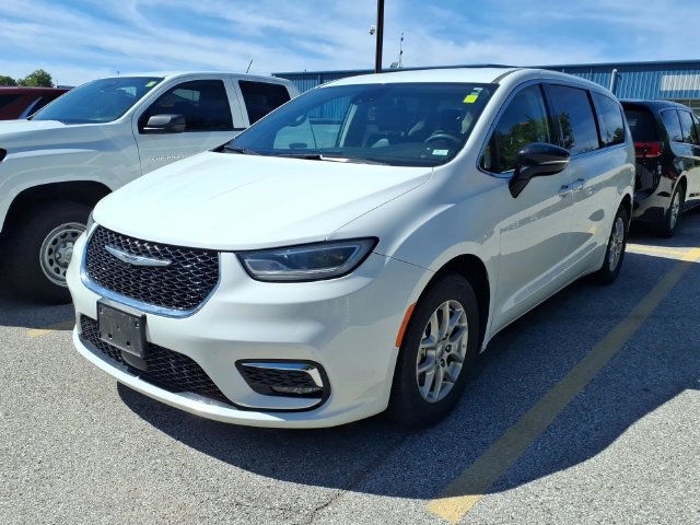 Used 2024 Chrysler Pacifica Touring-L FWD image 1