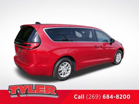 New 2026 Chrysler Pacifica Select image 8