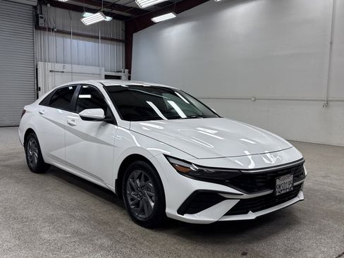 Used 2024 Hyundai Elantra Blue image 22