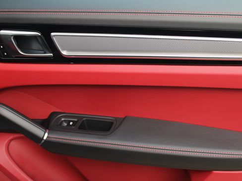 Certified 2023 Porsche Cayenne Platinum Edition image 37