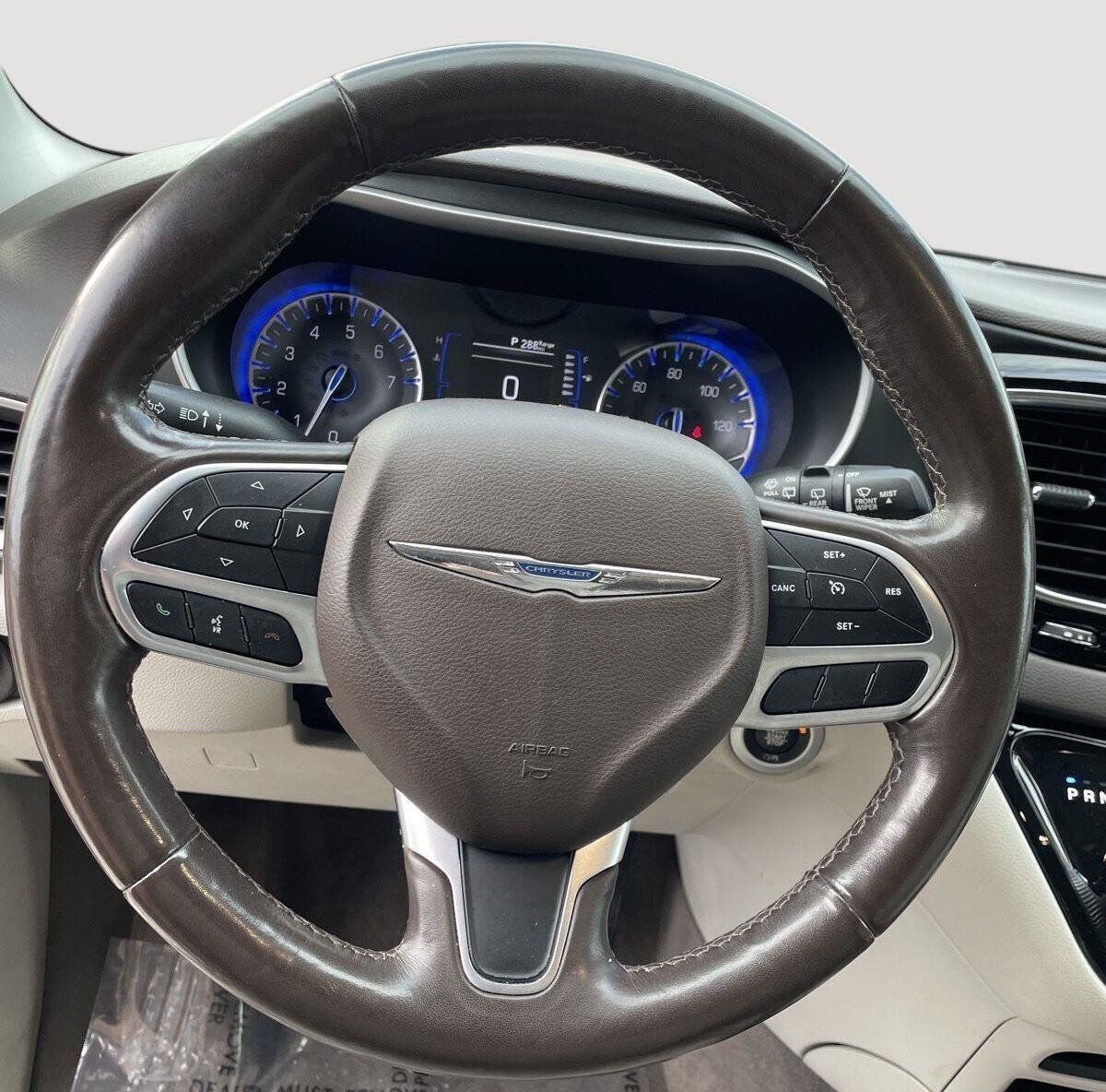 Used 2020 Chrysler Pacifica Touring-L FWD image 20