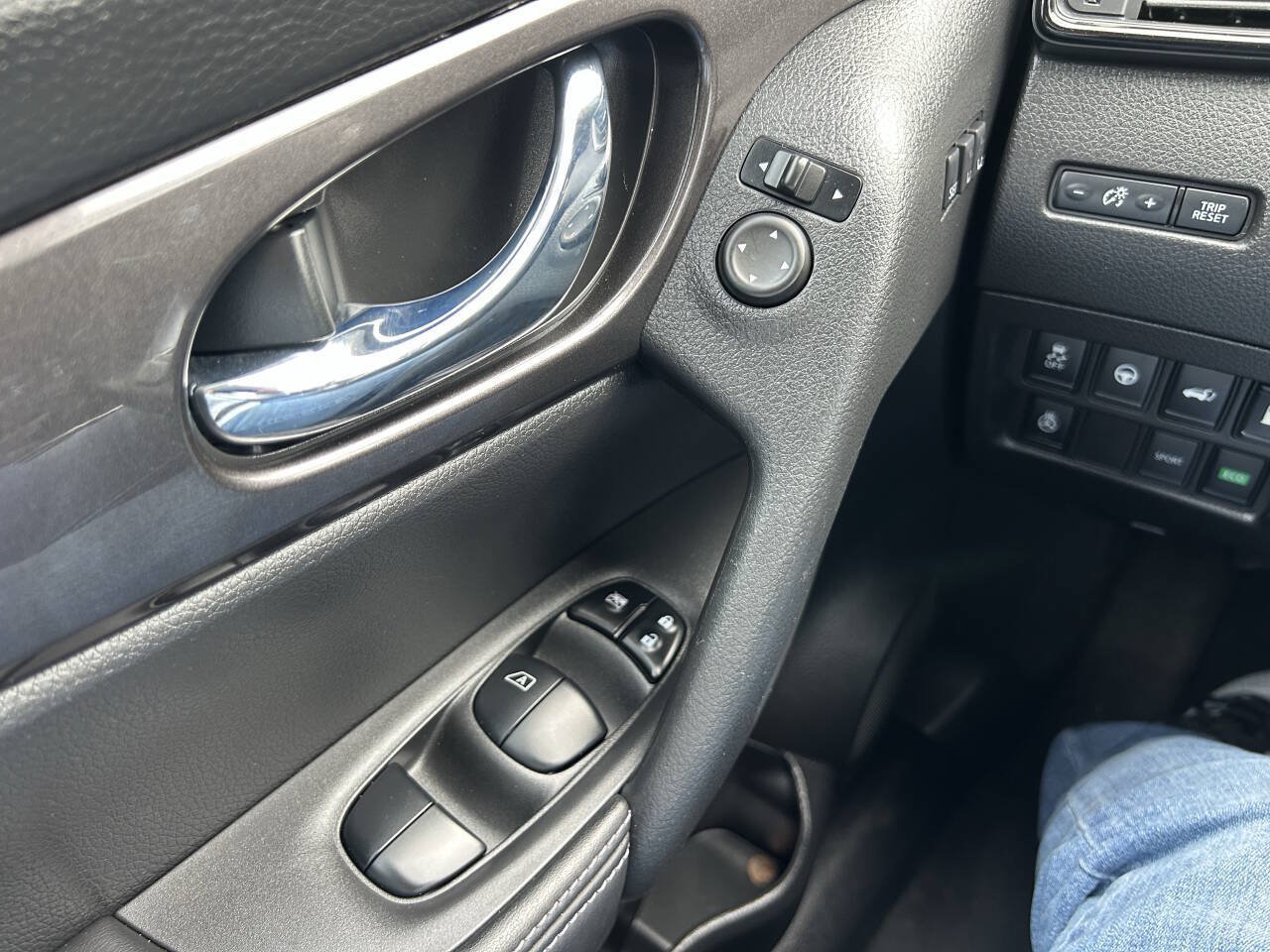 Used 2019 Nissan Rogue SV w/ Premium Package FWD image 25