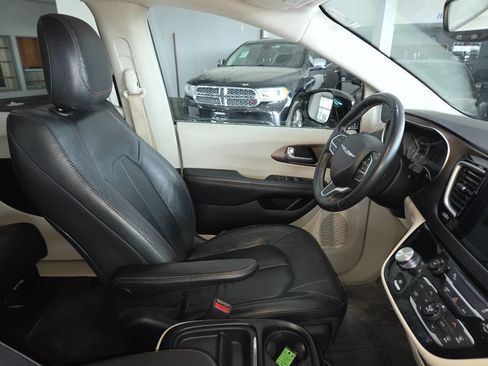 Used 2017 Chrysler Pacifica Touring-L w/ Tire & Wheel Group FWD image 31