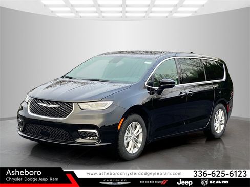 New 2026 Chrysler Pacifica Select image 1